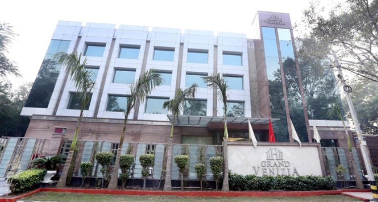 Venizia Sarovar Portico